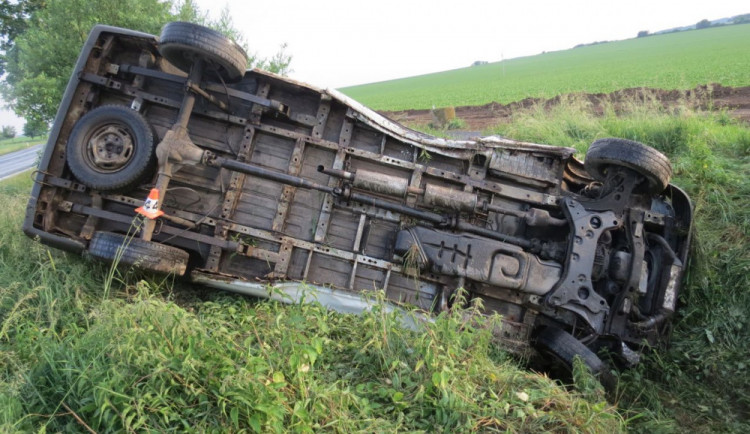 Řidič náklaďáku nevybral zatáčku, skončil s ním převrácený v příkopu