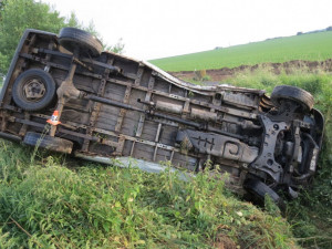 Řidič náklaďáku nevybral zatáčku, skončil s ním převrácený v příkopu
