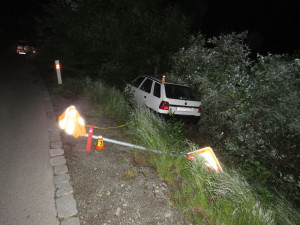 Jednadvacetiletý řidič dostal mikrospánek, skončil v příkopu