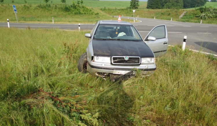 Unavený řidič nezvládl řízení své Octavie, s autem skončil zraněný mimo cestu
