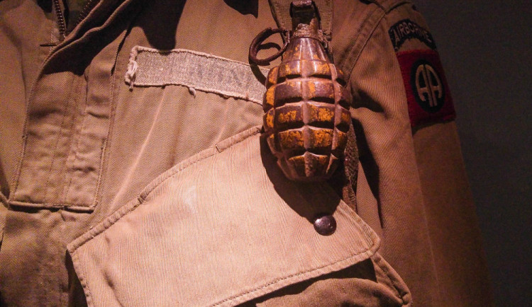 Žena našla při zahradničení dělostřelecký granát