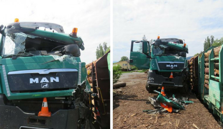 Řidič náklaďáku chtěl přeložit náklad dřeva na vagón, vůz skončil převrácený do kolejiště