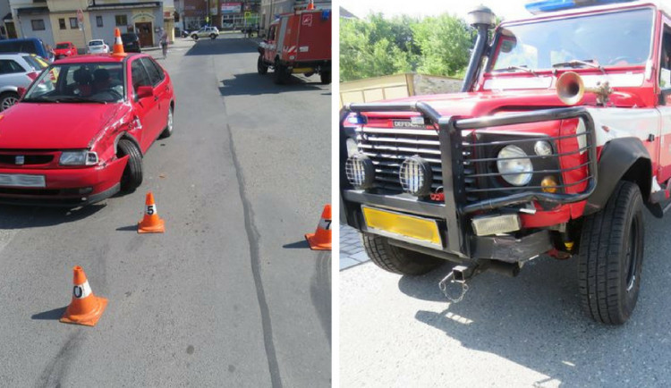 Řidič nedal přednost hasičům, kteří jeli do akce. I přes úporné brzdění hasičů se nepodařilo střetu zabránit