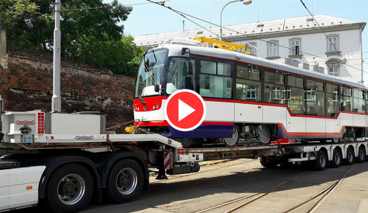 VIDEO: Do Olomouce dorazil nadměrný náklad, přivezl modernizované tramvaje