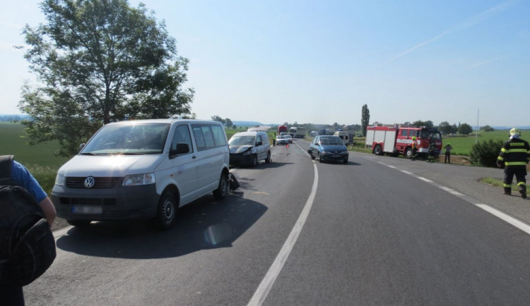 Devětadvacetiletý muž za volantem se nevěnoval řízení, naboural dvě auta