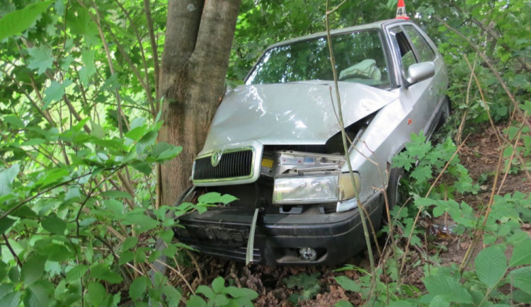Sedmdesátiletý řidič usedl s únavou za volant svého vozu, nezvládl zatáčku a skončil ve stromě