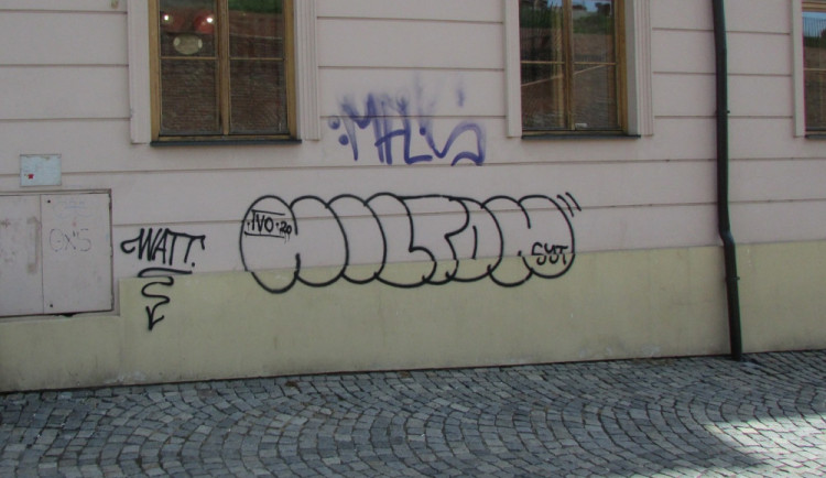V Pavelčákové ulici nasprejoval vandal na fasádu domu třímetrový nápis HILTON