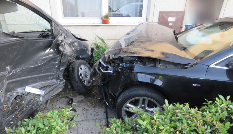 Řidička nezastavila na stopce a narazila do projíždějícího auta, skončila v nemocnici