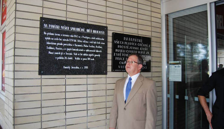 Na prostějovském nádraží byla odhalena pamětní deska obětem holokaustu