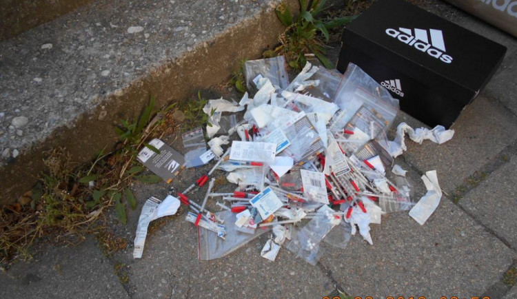 Na Dvořákově ulici bylo v neděli nalezeno sto injekčních stříkaček na jedné hromadě