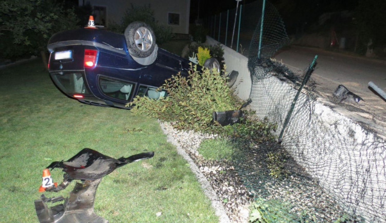 Řidič se dvěma a půl promile převrátil auto na střechu, zranil sebe i spolujezdce