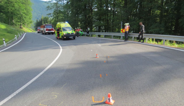 Devatenáctiletému motorkáři podklouzlo přední kolo, podjel pod svodidly a skončil zraněný v lese