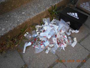 Na Dvořákově ulici bylo v neděli nalezeno sto injekčních stříkaček na jedné hromadě