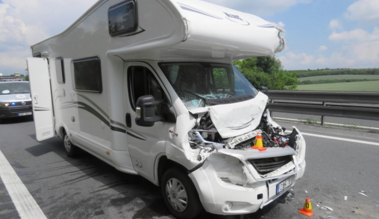 Řidič obytňáku nedodržel bezpečnou vzdálenost, nedobrzdil a naboural auto před sebou