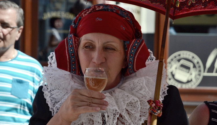 FOTO: Přerovští Hanáci se vypravili do ulic v krojích, zvali na nadcházající víkendový festival