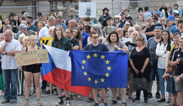 FOTO/VIDEO: Na Horním náměstí se sešli lidé, aby demonstrovali proti vládě Babiše a Zemana