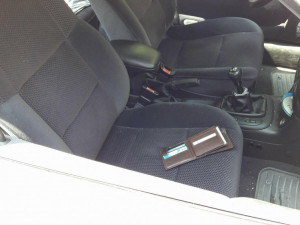 Řidič si nezavřel okýnko, lupič mu z auta ukradl přes deset tisíc korun, platební kartu a doklady