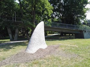 ANKETA: Ve Smetanových sadech se trávníkem prohání žralok. Líbí se vám tato nová socha?