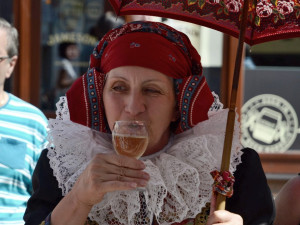FOTO: Přerovští Hanáci se vypravili do ulic v krojích, zvali na nadcházající víkendový festival