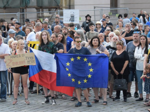 FOTO/VIDEO: Na Horním náměstí se sešli lidé, aby demonstrovali proti vládě Babiše a Zemana