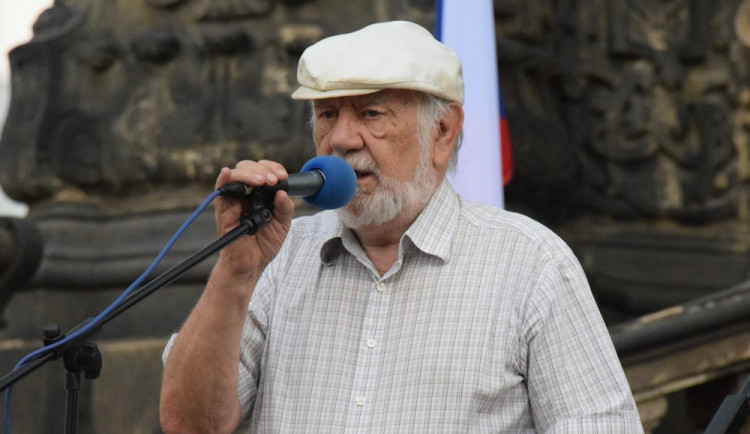 Na demonstraci proti Babišovi a Zemanovi se v Olomouci sešlo pět set lidí, hovořili Jařab nebo Kantor