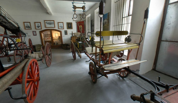 Hasičské muzeum v Čechách pod Kosířem mapuje vývoj hasičské techniky a představuje zaniklá řemesla