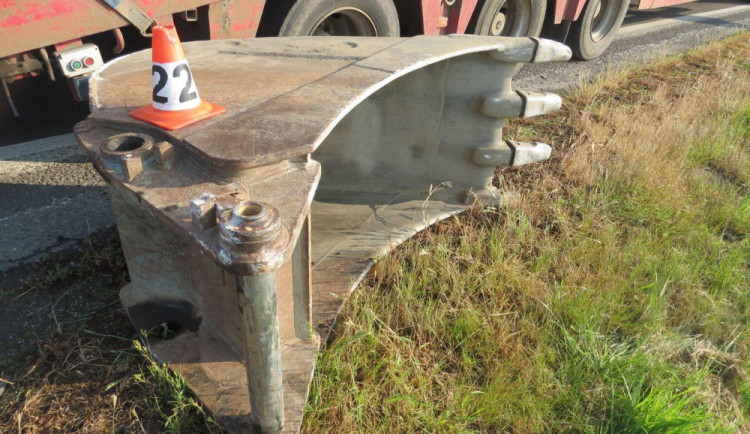 Řidiči se za jízdy uvolnila lžíce k bagru, nejdřív udělala díry v silnici, pak zůstala u krajnice