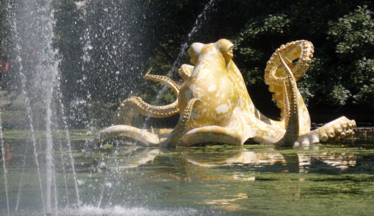 FOTO: Jezírko ve Smetanových sadech zdobí obří chobotnice