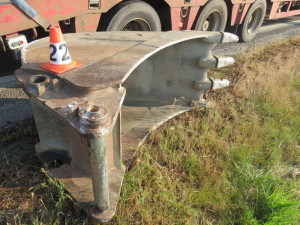 Řidiči se za jízdy uvolnila lžíce k bagru, nejdřív udělala díry v silnici, pak zůstala u krajnice