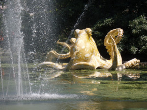 FOTO: Jezírko ve Smetanových sadech zdobí obří chobotnice