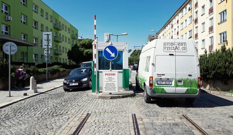 FOTO: V olomoucké fakultce funguje nový vjezdový a parkovací systém