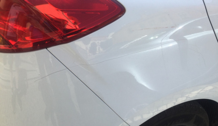 Vandal poškodil ostrým předmětem v centru Olomouce hned několik zaparkovaných aut