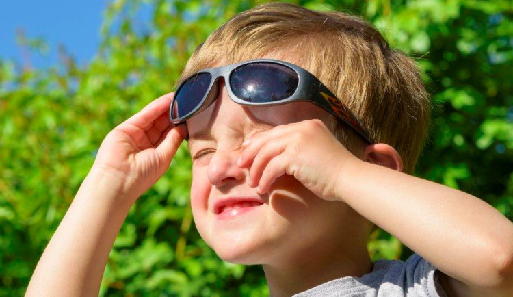 Testy ukázaly, že ochrana UV filtru u dětských brýlí funguje, v dalších prověrkách se ale výsledky již liší