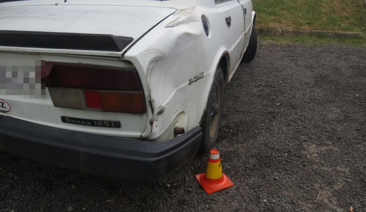 Řidič s třemi promile narazil do škodovky a z místa ujel, po chvíli ho chytila policie