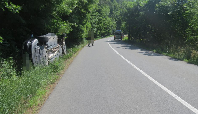 Jednadvacetiletý řidič převrátil auto na bok, byl opilý