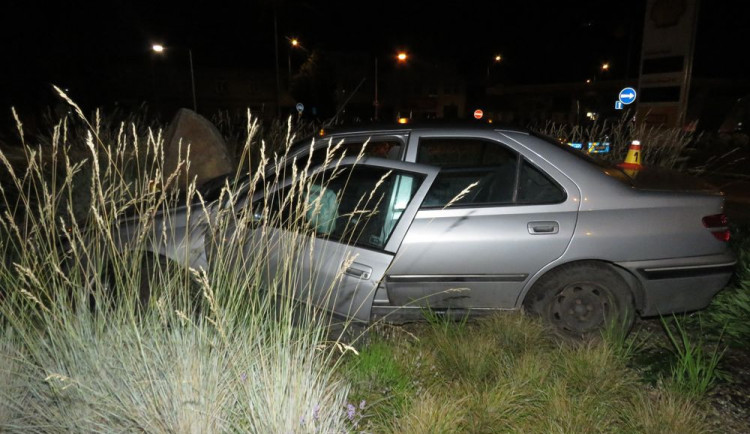 Muž skončil s autem uprostřed kruhového objezdu, z auta utekl a policistům tvrdil, že je spolujezdec
