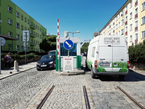 FOTO: V olomoucké fakultce funguje nový vjezdový a parkovací systém