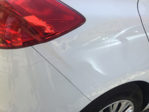 Vandal poškodil ostrým předmětem v centru Olomouce hned několik zaparkovaných aut