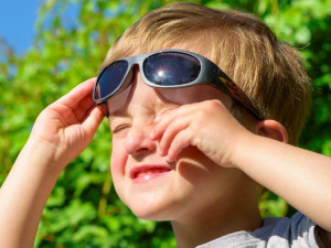 Testy ukázaly, že ochrana UV filtru u dětských brýlí funguje, v dalších prověrkách se ale výsledky již liší