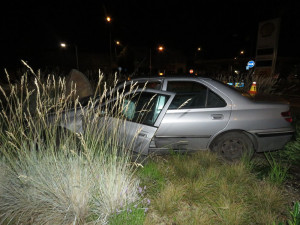 Muž skončil s autem uprostřed kruhového objezdu, z auta utekl a policistům tvrdil, že je spolujezdec