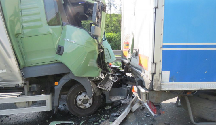 Řidič náklaďáku musel prudce brzdit kvůli nehodě před ním, zezadu do něj narazil další náklaďák