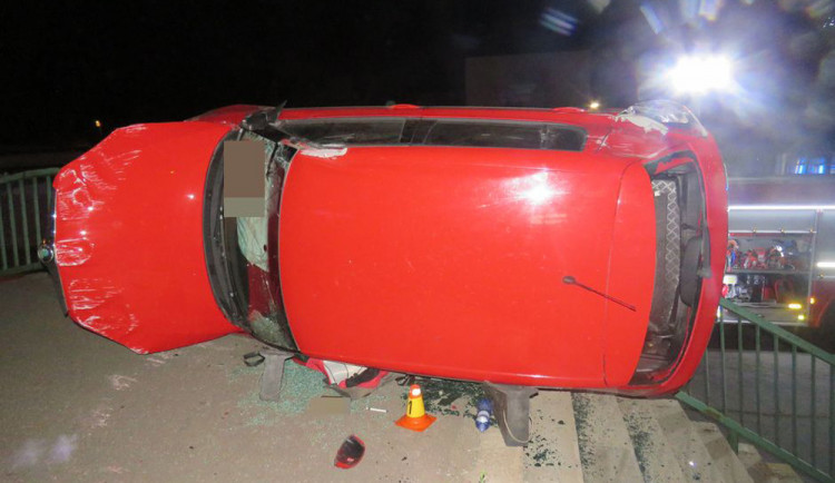 Osmadvacetiletý řidič přejel svodidla a převrátil auto na bok, nadýchal skoro tři promile