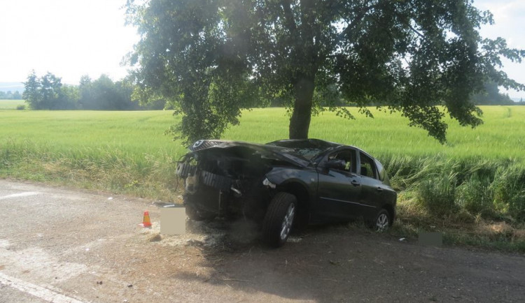 Řidič se spolujezdkyní nevybral v autě zatáčku a skončil ve stromě. Oba dva se zranili