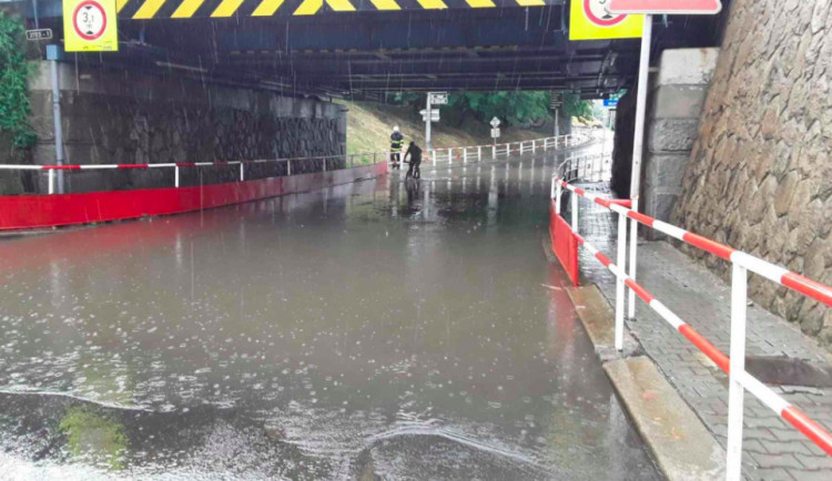 FOTO: Hasiči na severu Moravy vyjížděli kvůli bouřkám. Voda tam zaplavovala sklepy i transfuzní stanici