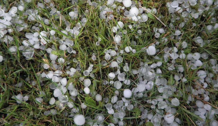 POČASÍ NA NEDĚLI: Dál hrozí bouřky, přijít můžou podle meteorologů i kroupy