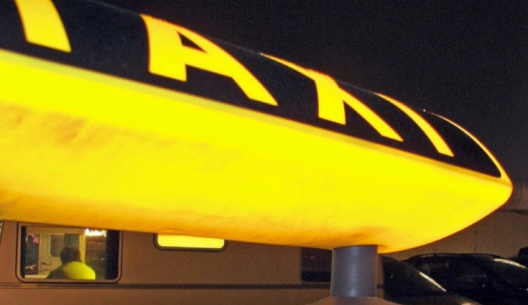 Mladík v ráži kopal v centru Olomouce do taxíku, hrozí mu i dva roky za mřížemi