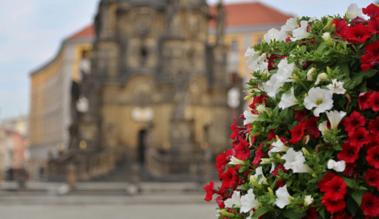 Centrum města zdobí květinové pyramidy, připomínají 100. výročí Československa