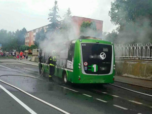 Elektrobus začal hořet přímo při jízdě, poté ho pohltily plameny. Škoda je 10 milionů korun