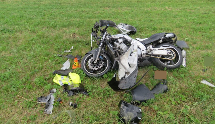 Náklaďák se při předjíždění střetl s motorkářem, který se při kolizi zranil