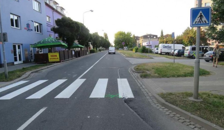 Řidič srazil ženu na přechodu, ta mu nejdřív tvrdila, že je v pořádku, až odjel, zavolala záchranku